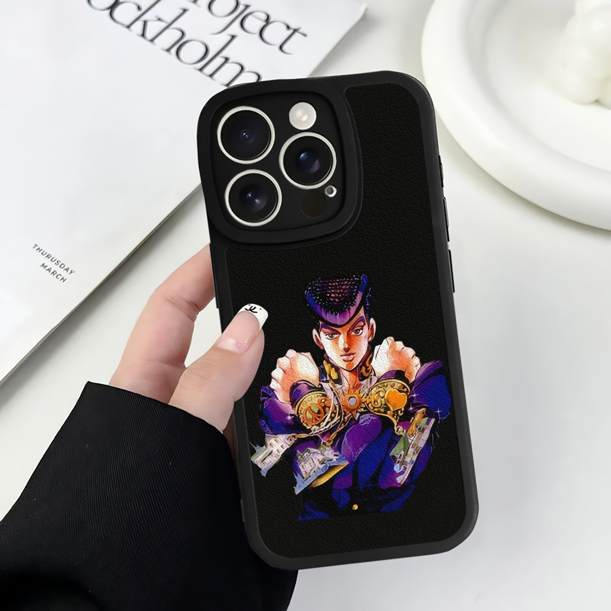 （画像用） ジョジョの奇妙な冒険 ひがしかた じょうすけ JoJo's Bizarre Adventure Higashikata Josuke 【iPhone 16シリーズ対応】シリコンスマホケース（レザー調） 材質：シリコン